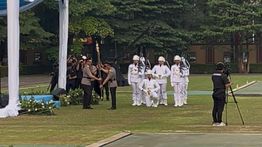 Upacara Tradisi Penyerahan Panji-Panji Polri, Listyo Sigit Serahkan Panji Tribata ke Kapolri Suyudi