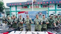 Warga Ternate Serahkan 75 Senpi, Granat hingga Ribuan Amunisi ke TNI
