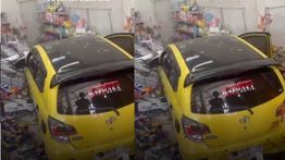 Toyota Agya Terobos Minimarket Sampai Hancur di Semarang