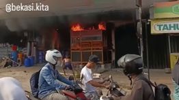 Kios Bakso di Bekasi Kebakaran Hebat Jadi Tontonan Warga