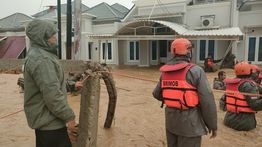 Polri Evakuasi Ratusan Warga Terdampak Banjir di Padang