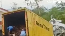 Truk Hantam Dapur MBG Sampai Hancur