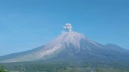 Gunung Semeru Erupsi 9 Kali, Tinggi Letusan Capai 900 Meter
