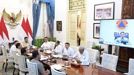 Pimpin Rapat Penanganan Karhutla, Prabowo Kerahkan Seluruh Sumber Daya untuk Percepat Pemadaman