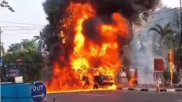 Mobil Berpelat Dinas Hangus Terbakar di Jalan Bandara Halim