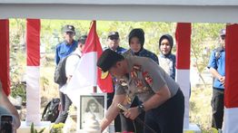 Kapolri Ziarah ke Makam Marsinah di Nganjuk, Kenang Perjuangan Pahlawan Buruh