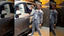 Viral! Anak Kecil Bikin Mercedes-Benz VLE Tabrak Tembok di Paris Motor Show 2026