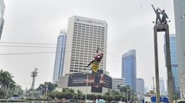 Polisi Evakuasi Aktivis Greenpeace yang Pasang Spanduk di Tugu Bundaran HI: Ada yang Lemas