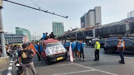 Aksi Unjuk Rasa Mahasiswa Warnai Kawasan Tugu Tani