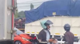 VIDEO: Tabrakan Beruntun 10 Kendaraan di Karawang Jadi Tontonan Warga