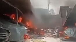 VIDEO: Kebakaran Terjadi di Area Parkir Mobil Duri Kosambi, Damkar Turun Tangan