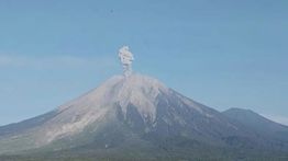 Erupsi Enam Kali, Tinggi Letusan Semeru Capai 1,2 Kilometer
