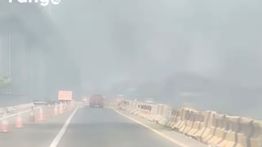 Mobil Terbakar di Sekitar Tol Gedebage Bandung, Kobaran Api Jadi Tontonan Warga
