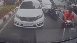 BYD Tabrak Sejumlah Kendaraan di Blok M, Driver Ojol Patah Tulang