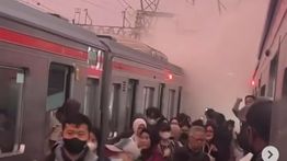VIDEO: KRL di Stasiun Jakarta Kota Meledak