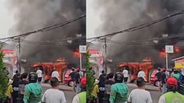Ruko di Pondok Gede Kebakaran Jadi Tontonan Warga