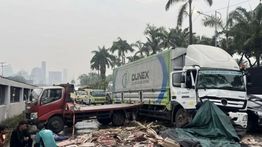 Kronologi Truk Tronton Tabrak Truk Ringan yang Mogok di Gatot Subroto