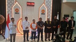 Denny Indrayana Dkk Datangi PKS, Minta Polemik Ijazah Gibran Ditindaklanjuti