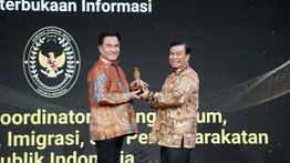 Menko Yusril Sabet Nusantara Awards Kategori Penggerak Reformasi Hukum & Keterbukaan Informasi