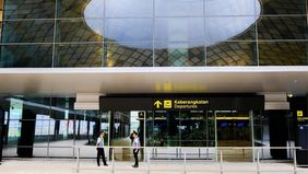 Bandara Dhoho yang berstandar internasional memiliki landasan pacu sepanjang 3.300 meter dan lebar 45 meter.