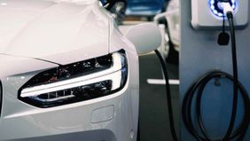 Durasi untuk mengisi daya mobil listrik di SPKLU dipengaruhi oleh kapasitas baterai mobil listrik dan kecepatan pengisian daya dipilih.