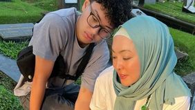 Angelina Sondakh mengajak putra kesayangannya ke makam Adjie Massaid.