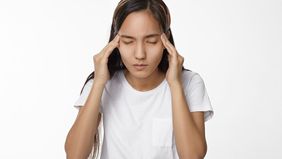 Ketika sakit kepala melanda, kebanyakan orang akan meredakannya dengan minum obat. Namun, ada beberapa cara yang bisa dilakukan untuk meredakan sakit kepala secara alami.