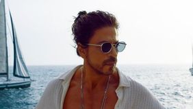 Aktor kenamaan Bollywood Shah Rukh Khan sempat dilarikan ke rumah sakit setelah menderita serangan panas (heatstroke). Kini, ia kembali tampil di hadapan publik dengan penampilannya yang menarik perhatian.