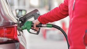 Pemerintah hingga saat ini belum memberikan tanda-tanda untuk menaikan harga bahan bakar minyak (BBM) bersubsidi pada bulan depan.