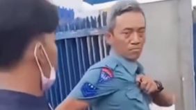 Viral di media sosial, sebuah unggahan yang menampilkan seorang anggota TNI menghajar supir truk catering.