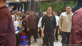 Jokowi bersama menteri dan pejabat daerah mencoba kuliner lokal 