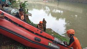 Tim SAR terus berupaya mencari korban tenggelam di Sungai Ciliwung