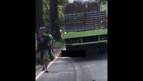Kejadian nahas dialami oleh seorang anak punk yang mencoba memberhentikan truk tronton malah terlindas.