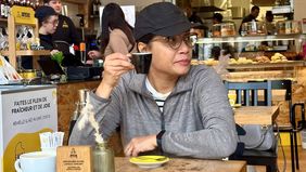 Menteri Keuangan (Menkeu) Sri Mulyani membagikan momen ngopi di Paris, Prancis.