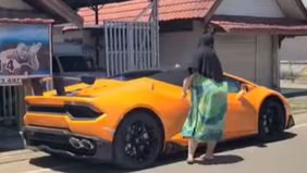 Baru-baru ini viral di media sosial, seorang emak-emak dengan tampilan sederhana hanya memakai daster membawa mobil Lamborghini.