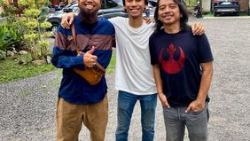 Nampak Sakti, Dewa Budjana dan Eross berkumpul di sebuah tempat yang nyaman.
