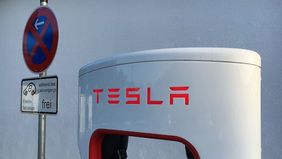 Tesla Inc Menyebutkan Produsen Baterai India Tersebut Terus Mengiklankan Produknya Dengan Merek Tesla Power.
