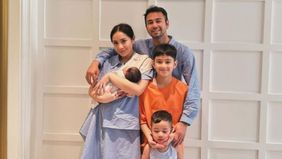 Pasangan Raffi Ahmad dan Nagita Slavina mulai membocorkan wajah bayi perempuan yang mereka asuh bernama Baby Lily lewat unggahan akun Instagram mereka. 