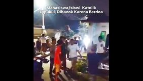 Video viral di Instagram dan Tiktok yang menunjukkan sekelompok mahasiswa Katolik dipaksa membubarkan diri dan diserang saat mereka ibadah.