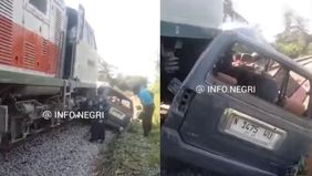 kecelakaan terjadi melibatkan mobil jenis Kijang LGX tertabrak Kereta Api (KA) di Pasuruan. 