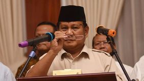 Presiden terpilih Prabowo Subianto melakukan operasi besar pada kakinya yang mengalami cedera akibat terjun payung. 