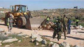 Puluhan rumah suku Arab Badui yang berada di Gurun Negev hancur lebur gegara ulah Israel. Perumahan tersebut sudah menjadi sasaran serangan Israel pada Kamis, 9 Mei 2024.