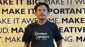 Dunia artis kembali berduka, Epy Kusnandar atau dikenal Kang Mus di Sinetron Preman Pensiun meninggal dunia. Hal tersebut dikabarkan Istrinya yaitu Karina Ranau melalui unggahan Instagram.