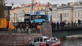 Diduga sang sopir kelelahan karena bekerja tanpa istirahat yang cukup, sebuah bus berbelok melewati rambu lalu lintas dan berbelok dari jembatan dan terjun ke sungai pada hari Jumat, 10 Mei 2024 kemarin di St. Petersburg, kota terbesar kedua di Rusia