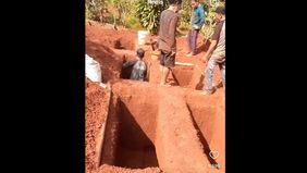 Korban dimakamkan di TPUI Parung Bingung, Depok 