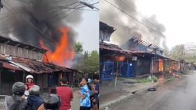 Kebakaran hebat melanda Pasar Alun-alun Tegal pagi tadi, Senin (13/5/2024). Belasan ruko pasar loak onderdil yang berada di samping Jalan Pancasila dilalap api yang membara.