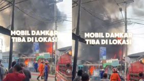 Sebuah toko material di Kelurahan Baktijaya, Kecamatan Sukmajaya, Depok dilalap si jago merah pada siang ini, 15 Mei 2024. Kebakaran yang disertai ledakan dahsyat ini menggegerkan warga sekitar dan sempat menimbulkan kepanikan.
