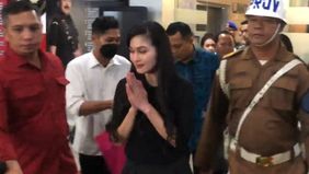 Sandra Dewi kembali menjalani pemeriksaan di Kejagung hari ini. Usai keluar gedung, ia hanya diam tidak memberi pernyataan apapun.