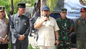 Prabowo Subianto memberikan bantuan untuk korban bencana banjir bandang dan tanah longsor di Sumatera Barat