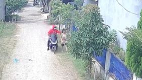 Rekaman CCTV memperlihatkan percobaan aksi pencurian kalung yang dilakukan seorang pria terhadap wanita di Bekasi.